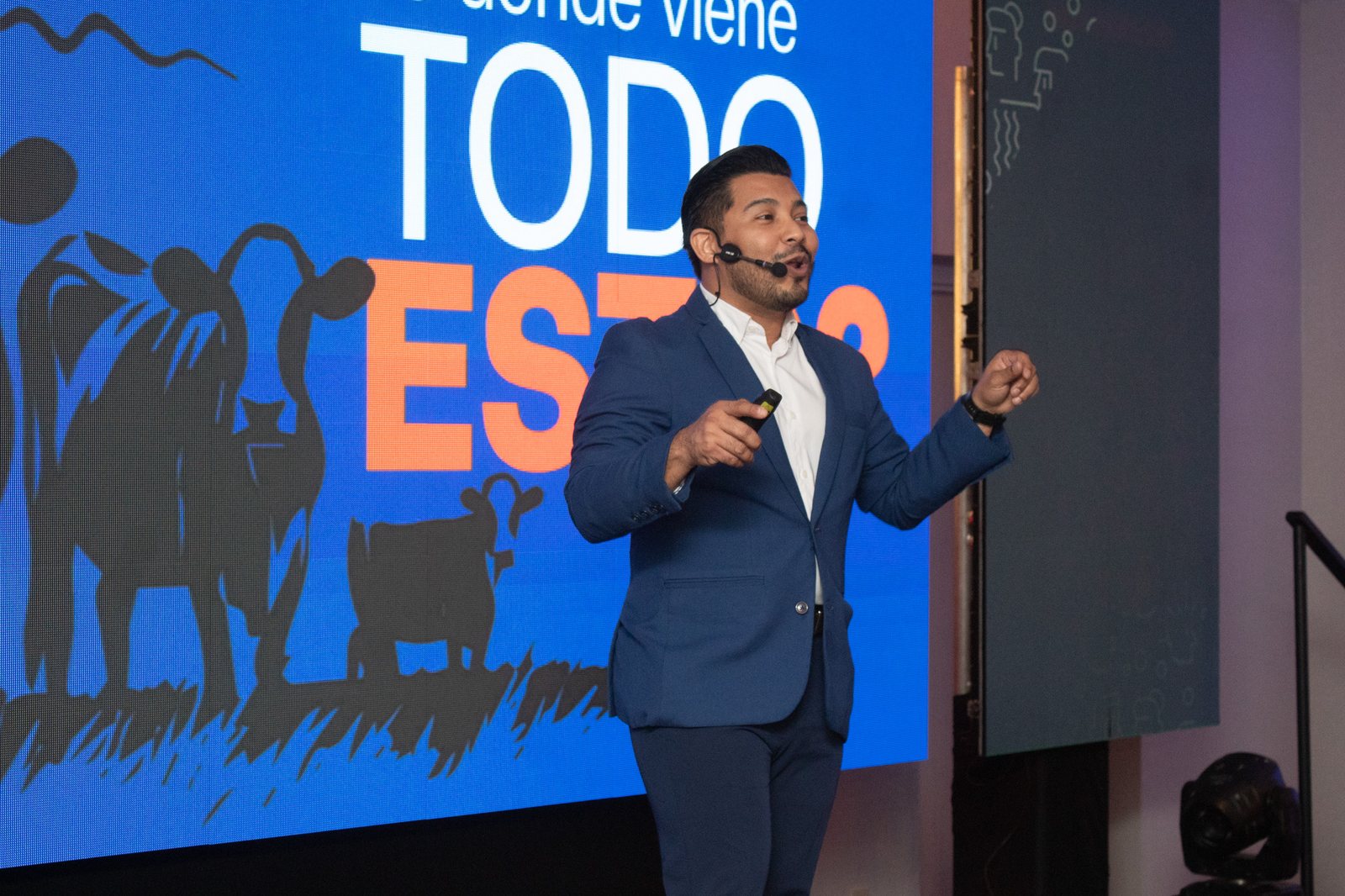 Samuel García presentando la conferencia Las marcas no venden, significan